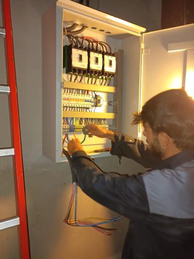 عکس تعمیرات برق و تابلو برق صنعتی در شرکت مهندسی برق آزما سیف 