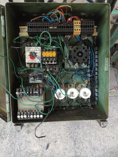 عکس تعمیرات برق و تابلو برق صنعتی در شرکت مهندسی برق آزما سیف 