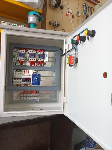 عکس تعمیرات برق و تابلو برق صنعتی در شرکت مهندسی برق آزما سیف 