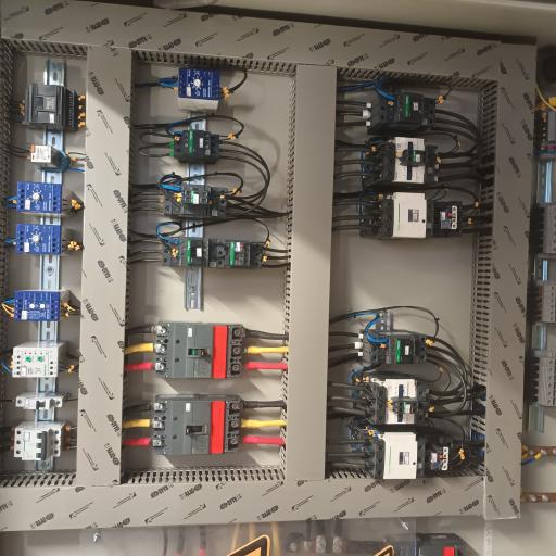 عکس تعمیرات برق و تابلو برق صنعتی در شرکت مهندسی برق آزما سیف 