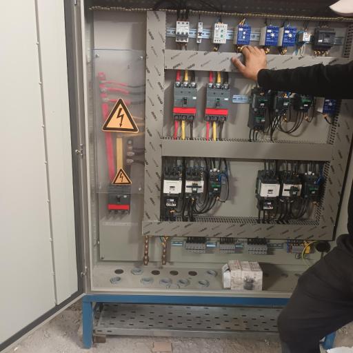 عکس تعمیرات برق و تابلو برق صنعتی در شرکت مهندسی برق آزما سیف 