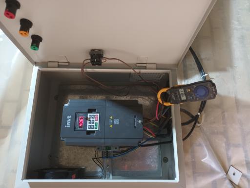 عکس تعمیرات برق و تابلو برق صنعتی در شرکت مهندسی برق آزما سیف 