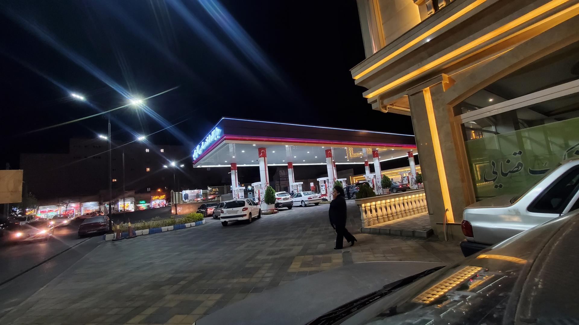 عکس پمپ بنزین آذرناب