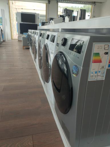 عکس فروشگاه زنجیره ای اسنوا