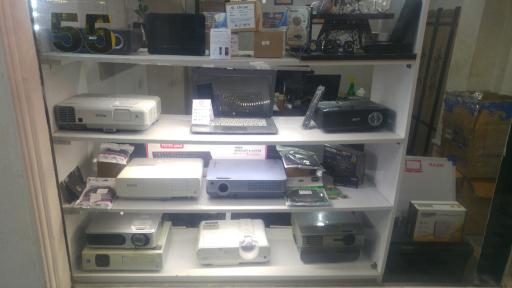 عکس ویجیتور (ویدئوپروژکتور و کامپيوتر)