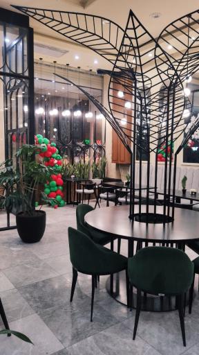 عکس کافی شاپ درخت