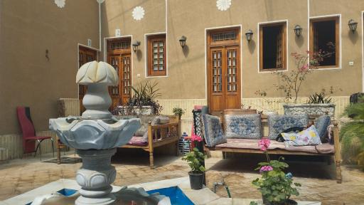 عکس اقامتگاه سنتی شمعدونی 