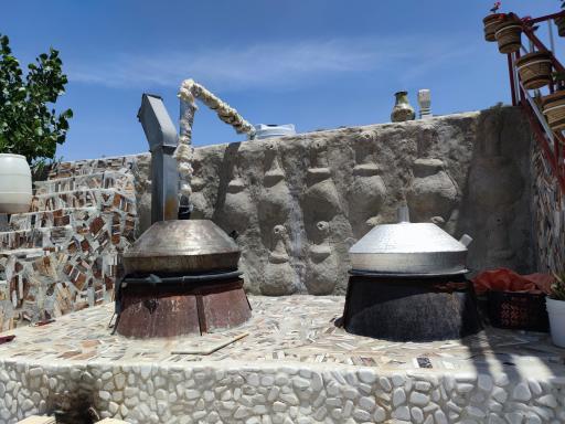 عکس تولیدی گلاب و عرقیات گیاهی بام میمند 