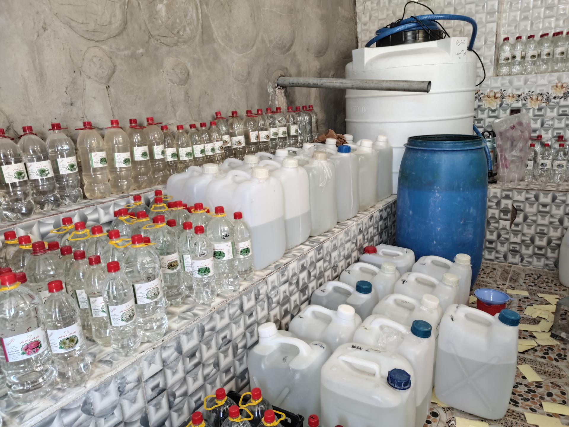 عکس تولیدی گلاب و عرقیات گیاهی بام میمند 