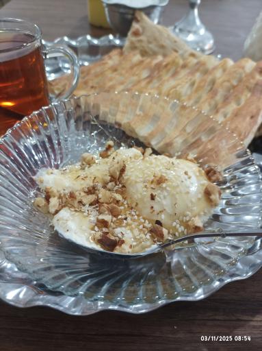 عکس صبحانه خوری دادا مهدی 