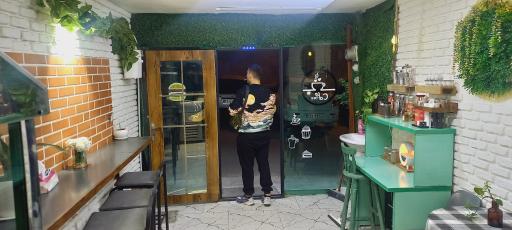 عکس کافه اسپرسو و انواع ساندویچ 