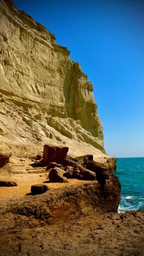 عکس ساحل صخره‌ای بندر بریس