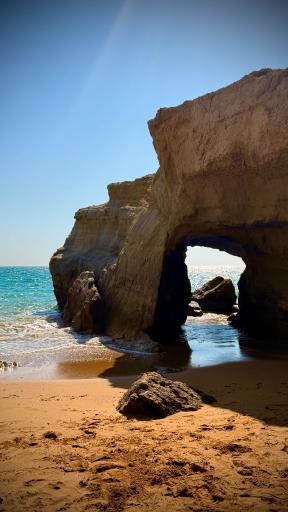 عکس ساحل صخره‌ای بندر بریس