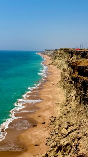عکس ساحل صخره‌ای بندر بریس
