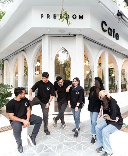 عکس کافه آزادی