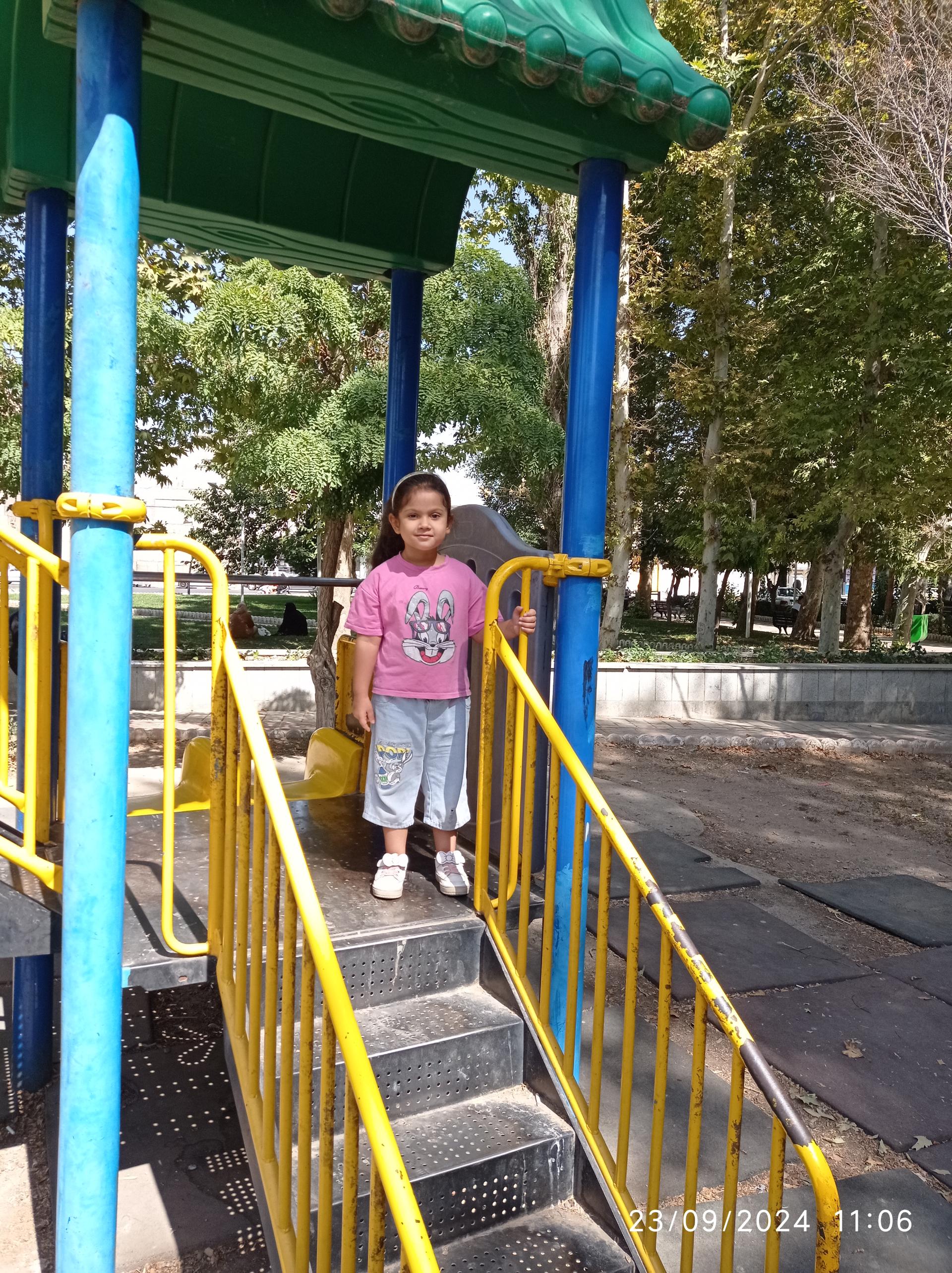 عکس زمین بازی کودکان