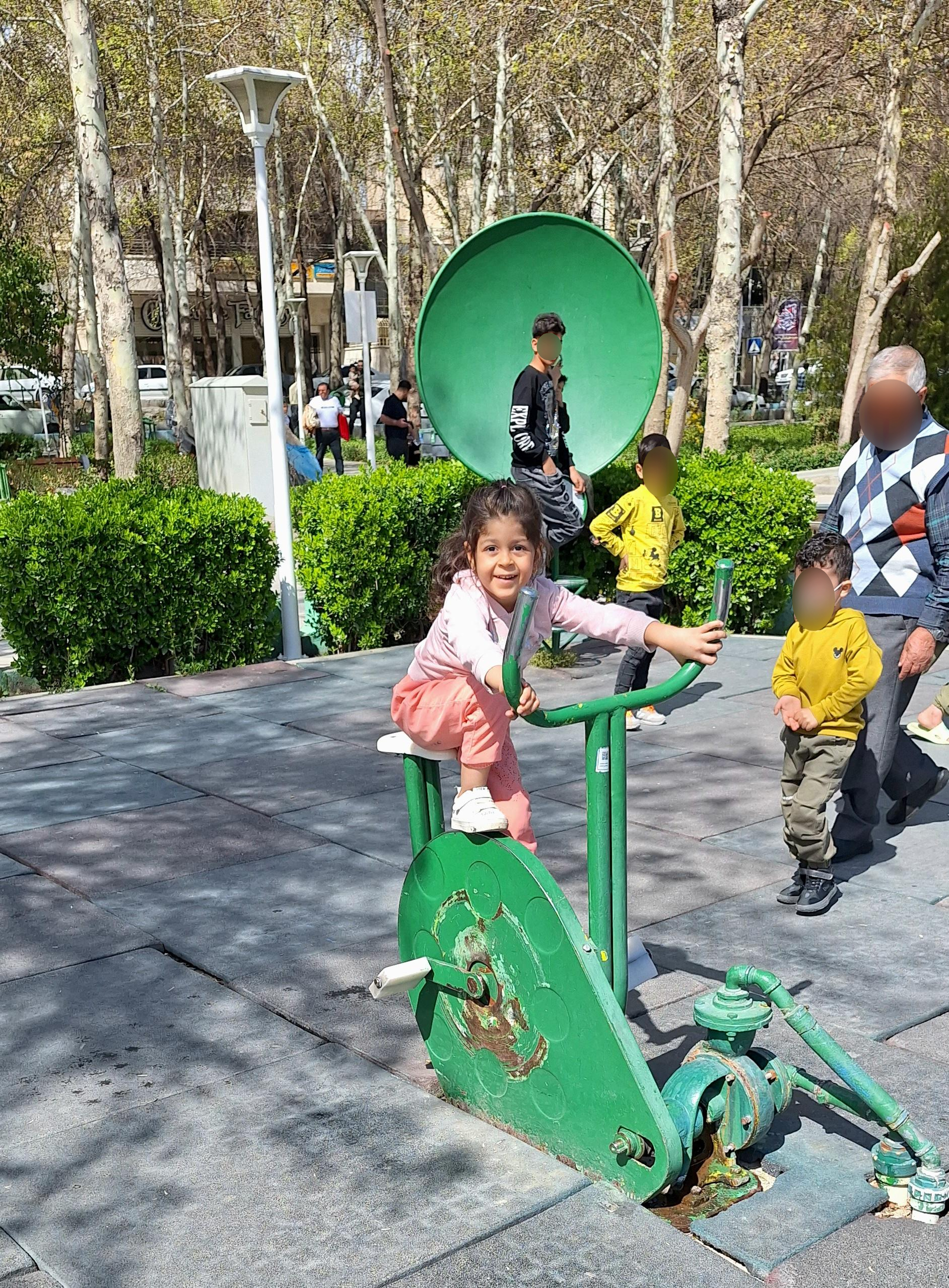 عکس زمین بازی کودکان