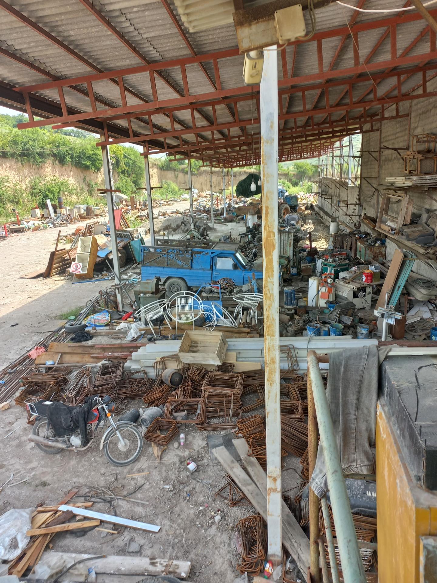 عکس خرید و فروش آهن آلات نادری