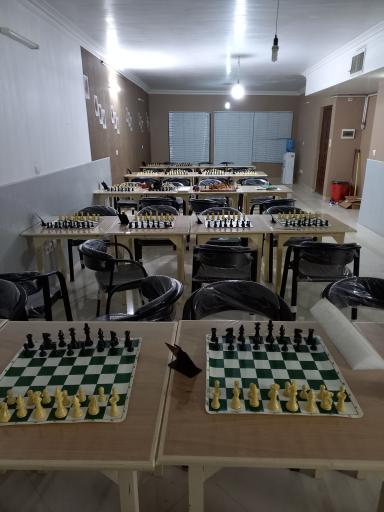 عکس باشگاه شطرنج رخ سفید