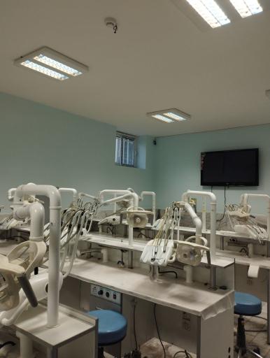 عکس دانشکده دندان پزشکی دانشگاه علوم پزشکی سمنان 