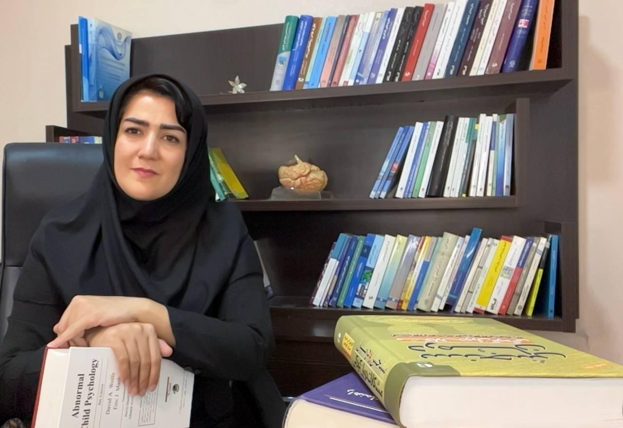 عکس دکتر زلیخا عابدینی (روانشناس کودک و نوجوان)