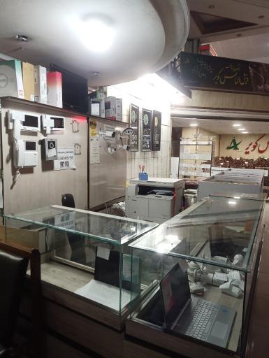 عکس لپتاپ و دوربین مدار بسته ایمن کارن