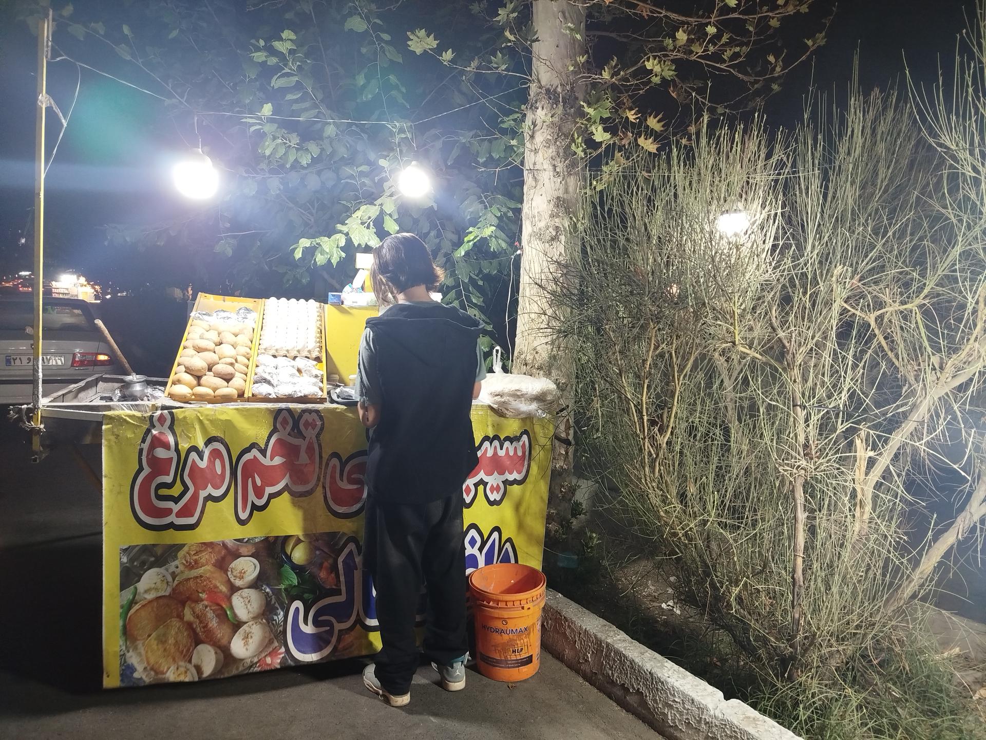 عکس ساندویچ سیب‌ زمینی ذغالی و تخم‌ مرغ آرمان