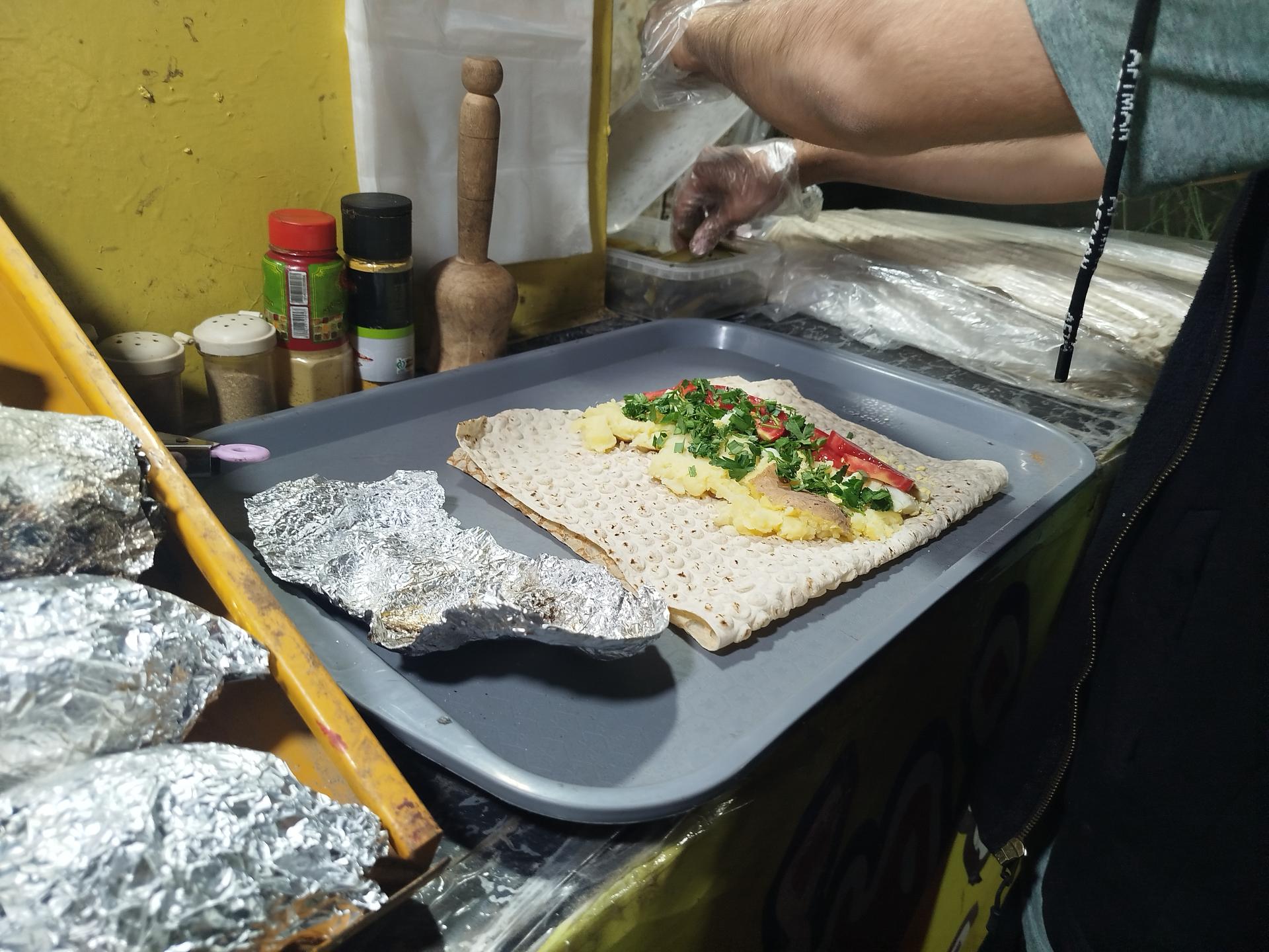 عکس ساندویچ سیب‌ زمینی ذغالی و تخم‌ مرغ آرمان