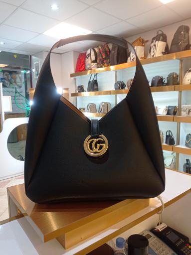 عکس فروشگاه کیف و کفش پرلا