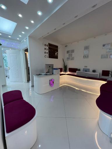 عکس دکتر گل وش نوبری متخصص دندان پزشکی