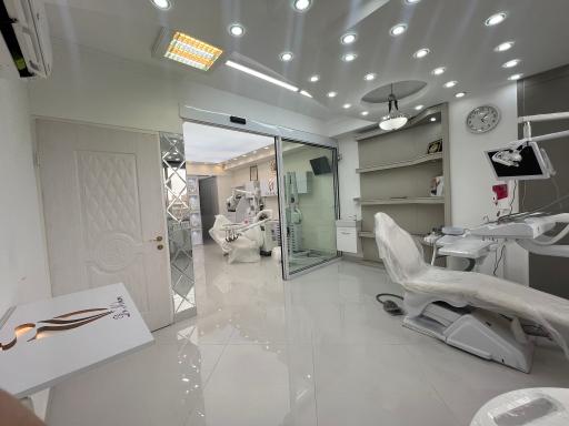 عکس دکتر گل وش نوبری متخصص دندان پزشکی