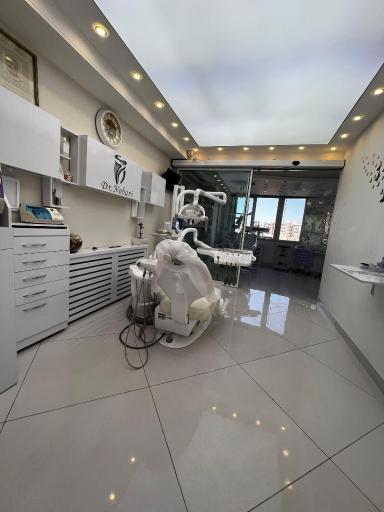 عکس دکتر گل وش نوبری متخصص دندان پزشکی