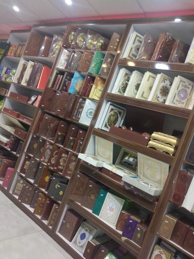 عکس کتاب فروشی مترو