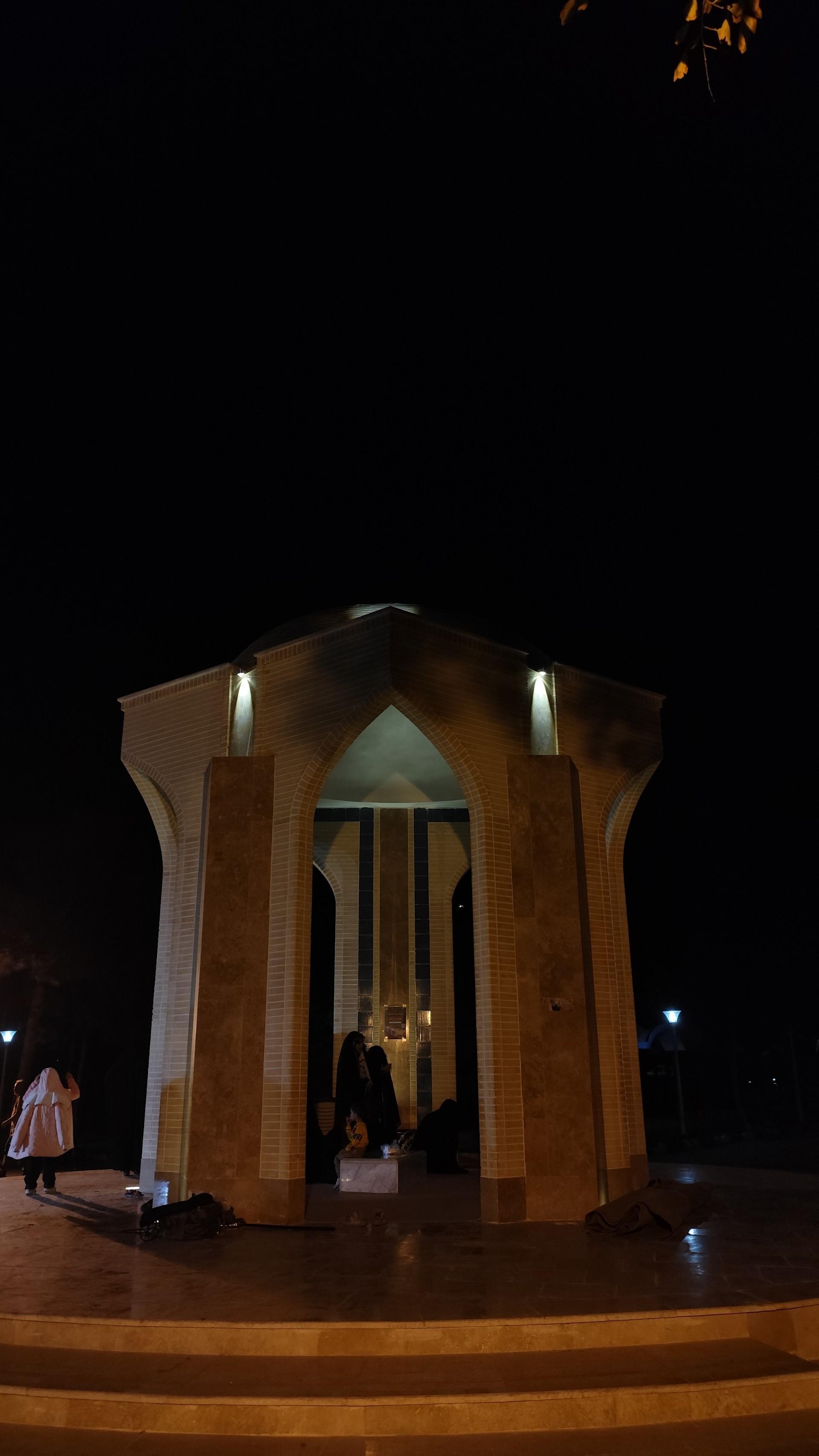عکس مزار شهید گمنام بوستان لاله