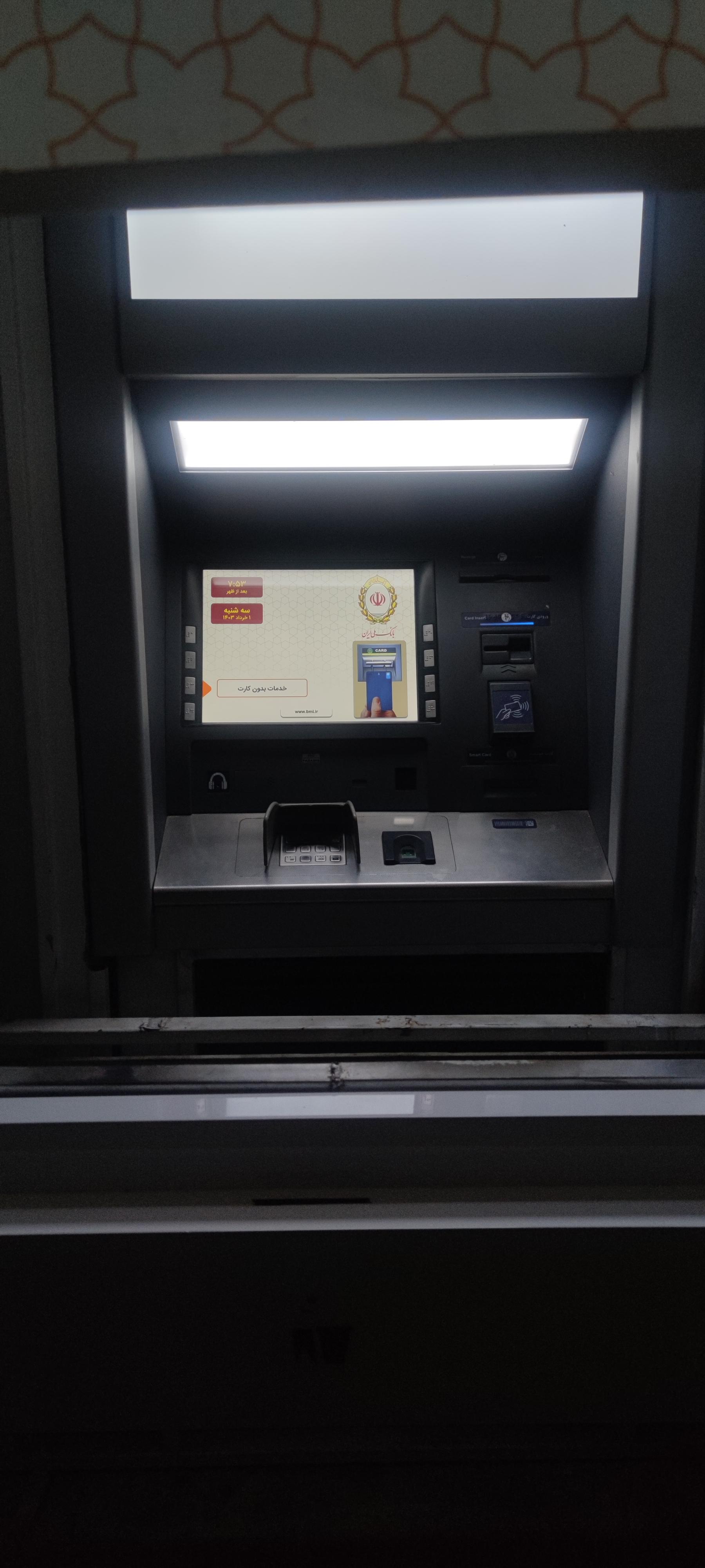 عکس عابر بانک ملی