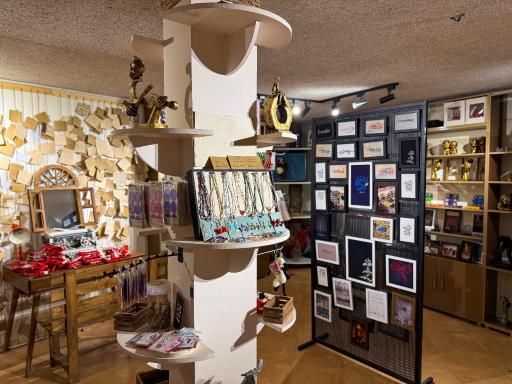 عکس کافه کتاب محاکا