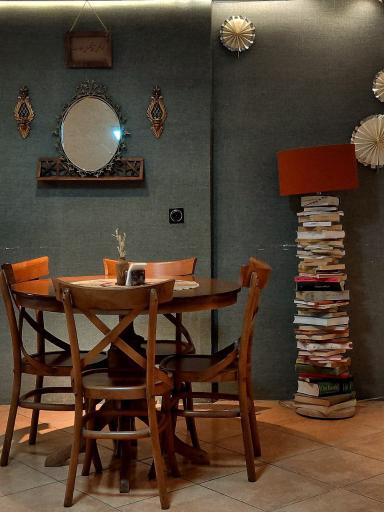 عکس کافه کتاب محاکا