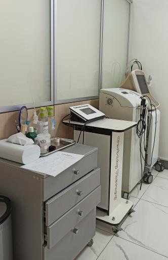 عکس کلینیک تخصصی پوست و موی آمون