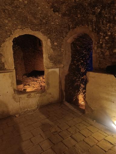 عکس عمارت تاریخی قطب