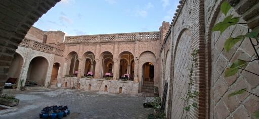 عکس عمارت تاریخی قطب