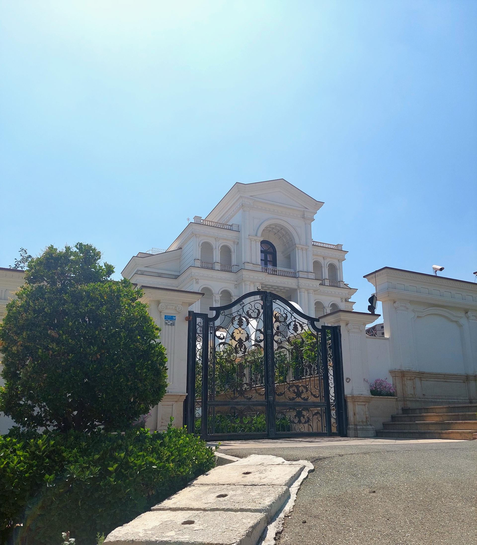 عکس مجموعه پذیرایی عمارت قصر زرین