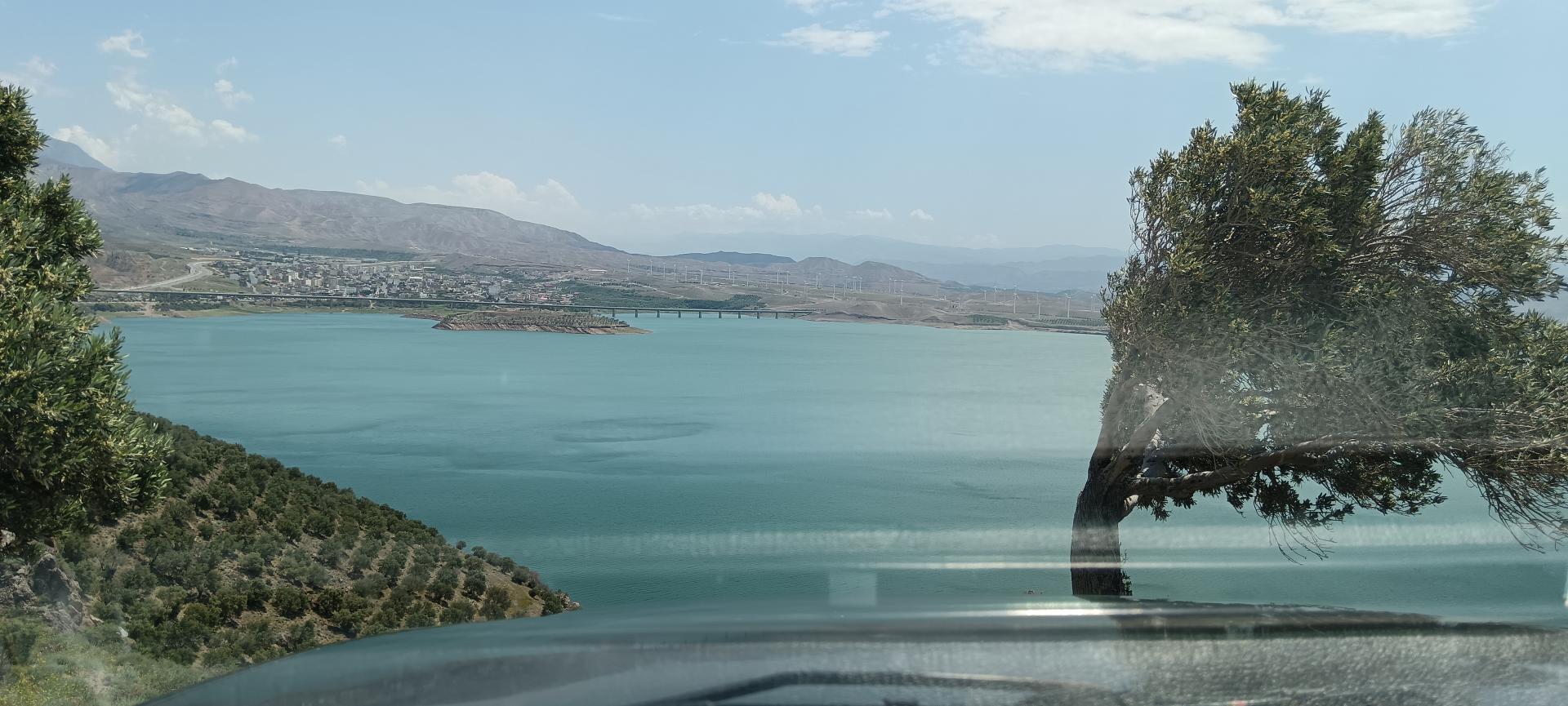 عکس سیاه چاله آبی سد سفیدرود منجیل