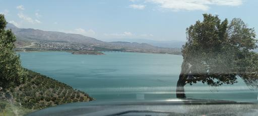 عکس سیاه چاله آبی سد سفیدرود منجیل