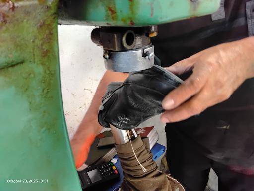 عکس دوردوزی کفش با چرخ صنعتی استاد سلطانی