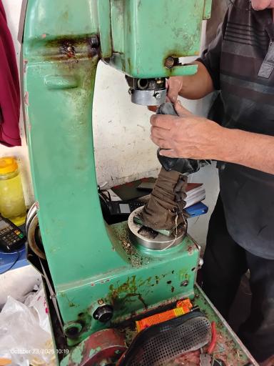 عکس دوردوزی کفش با چرخ صنعتی استاد سلطانی