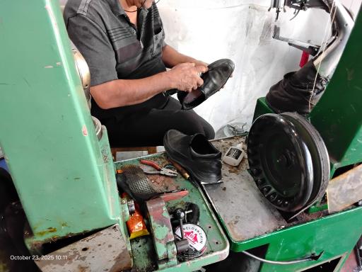 عکس دوردوزی کفش با چرخ صنعتی استاد سلطانی