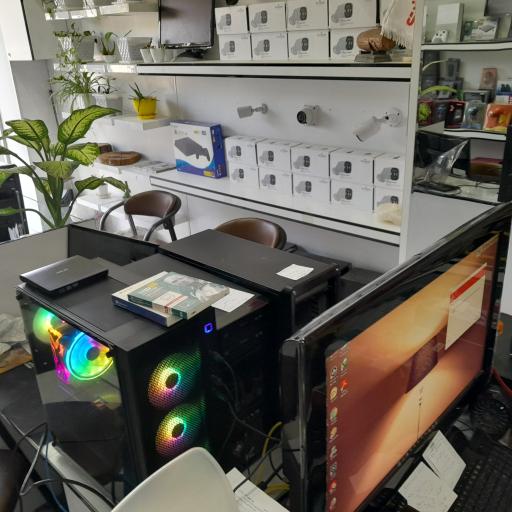 عکس دفتر مهندسی و کامپیوتر آریاسیستم