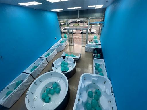 عکس کاشی و سرامیک علیرضا بنده مسئول شعبه ۳