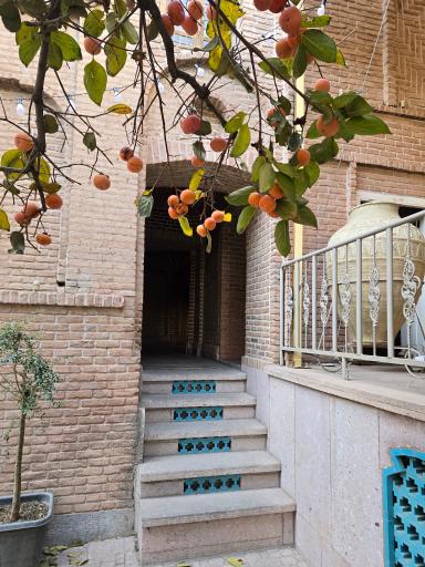 عکس عمارت شیرخورشیدی 