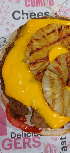 عکس پاچینی و ساندویچ فلافل مامانا